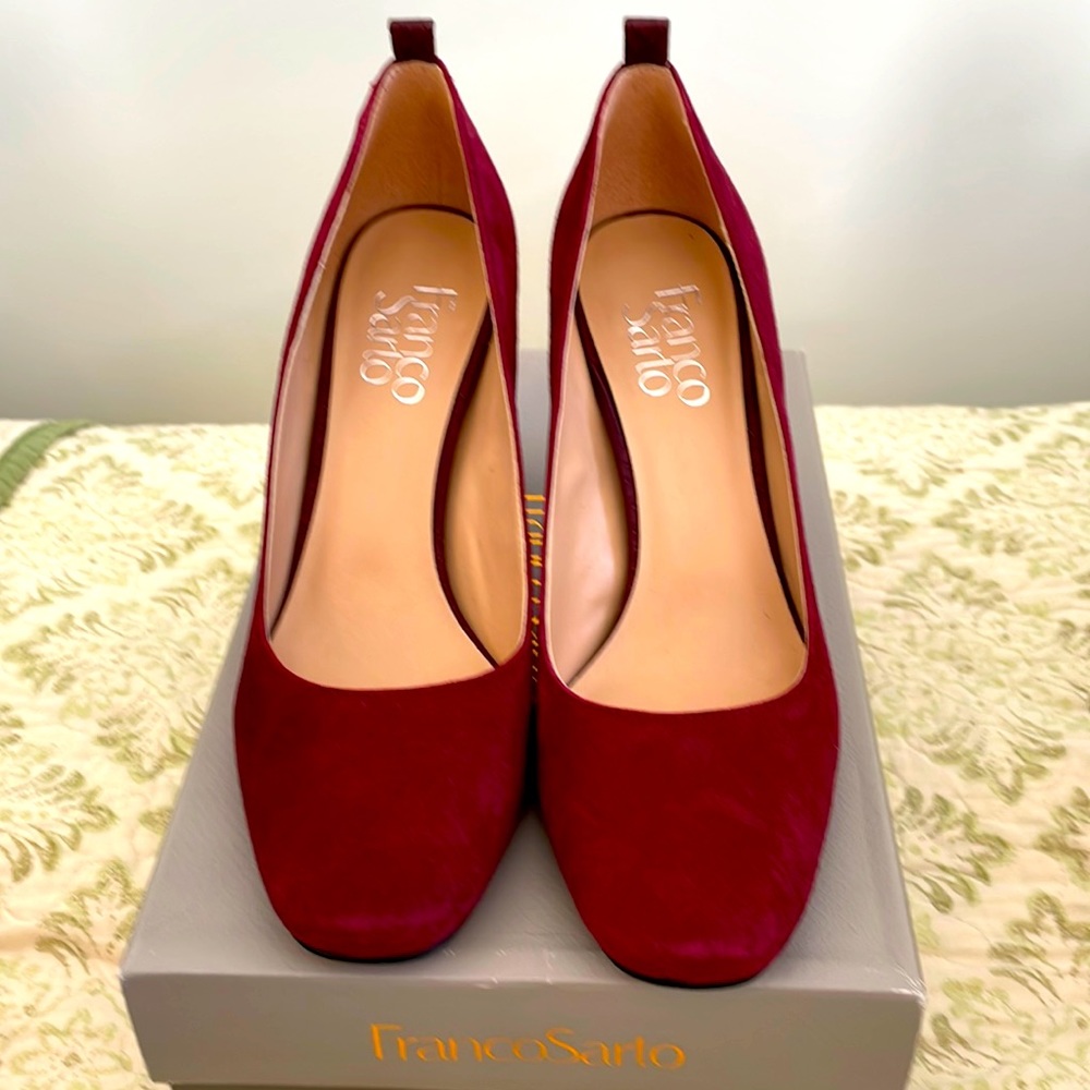 Franco Sarto suede pump. Deep red called Bordo on the box. 3.5” heel. Round toe.